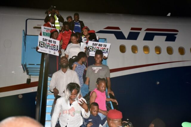 19983508_nigerianreturneesfromsouthafrica18968x645_jpegd85b62a5de19c69f9db12b96ff68c843